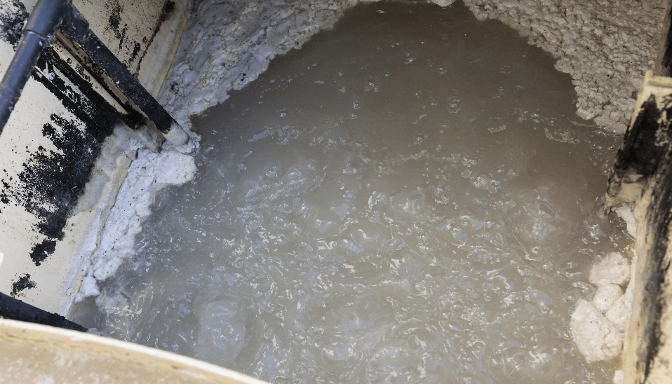 油脂を含んだ排水をいくつかのブロックでせき止め、オゾンガスのチカラで油脂分を分解します。